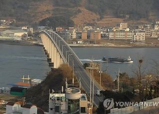 [속보] '낚싯바늘에 시신이'…옛 거제대교 아래서 40대男 숨진 채 발견