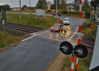 [영상] "2분만 늦었어도..." 건널목서 바퀴 빠진 차량 구한 경찰