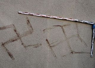 독일 주택가서 인간 피로 쓴 '나치' 상징 낙서가?