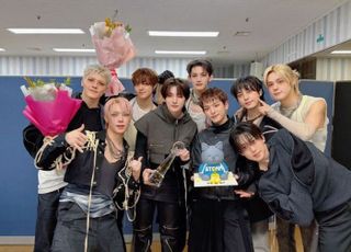 사과 없는 앤팀, ‘모르쇠’로 넘긴 일본해 논란…역사 인식 부족한 채 맞은 1위[D:가요 뷰]