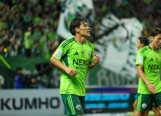 전북 20년 ‘원클럽맨’ 최철순, 투지의 81분…2만 관중 응원가로 화답