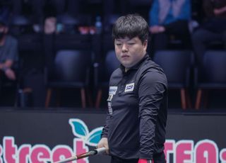 생각에 잠긴 조명우 ‘다음 공은 신중하게’ [광주 당구월드컵 포토]