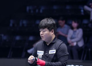 조명우 ‘초크칠은 정성껏’ [광주 당구월드컵 포토]