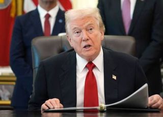 '졸린 바이든' 조롱한 트럼프, 백악관 행사 중 '꾸벅꾸벅' 포착