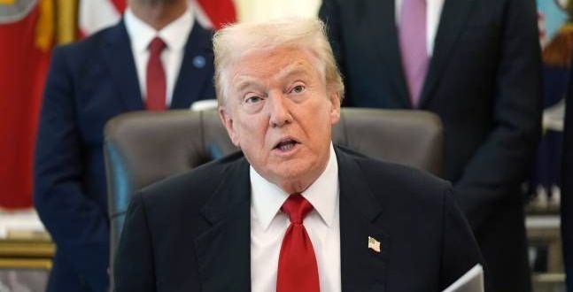 '졸린 바이든' 조롱한 트럼프, 백악관 행사 중 '꾸벅꾸벅' 포착