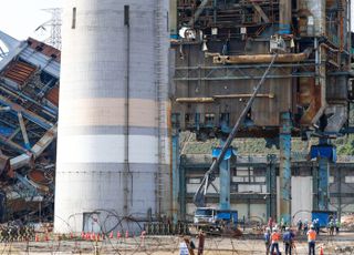 울산화력발전소 붕괴 사흘째…원활한 구조 위해 4·6호기 해체 결정