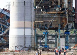 울산화력발전소 붕괴 사흘째…원활한 구조 위해 4·6호기 해체 결정