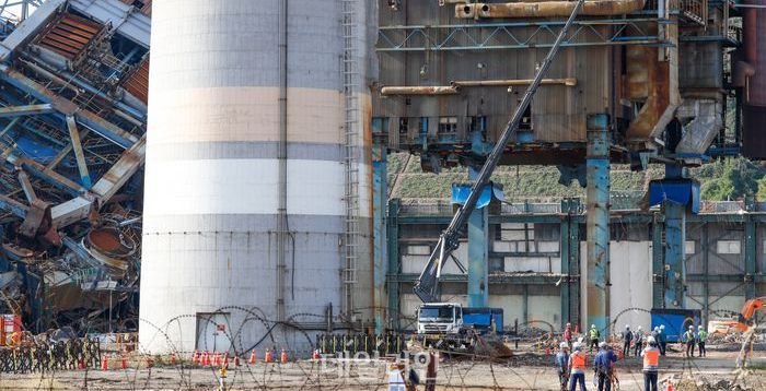 울산화력발전소 붕괴 사흘째…원활한 구조 위해 4·6호기 해체 결정