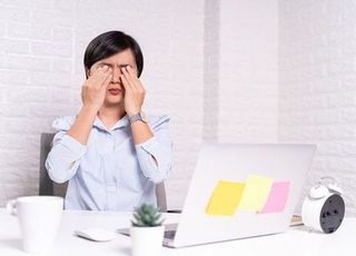 눈 앞 먼지가 떠다니는 비문증...실명 부르는 '이 질환' 의심해야 [데일리 헬스]