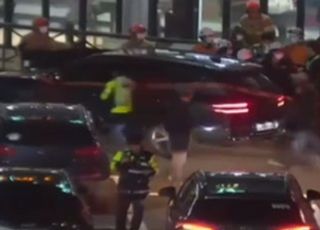 휴게소 또 보행자 사망사고...SUV에 치인 60대女 숨져