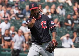 “땅볼 던지고 구속 줄이고” MLB 세이브왕 클라세, 승부조작 혐의 기소