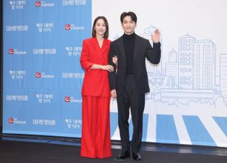 포즈 취하는 한혜진-장인섭