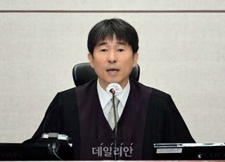 지귀연 재판부 "'尹 내란 재판', 늦어도 내년 1월 초에 선고할 생각"