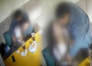 카페 구석자리에서 스킨십하더니 성관계까지…CCTV 속 男女 '발칵'