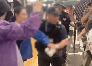 "공산당 짱X들 대륙으로 꺼져" 반중 시위대에 다짜고짜 액체 뿌린 女