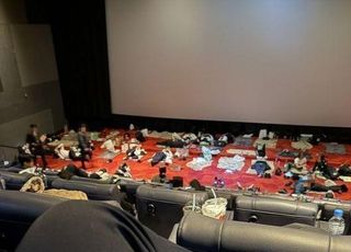 "경찰을 노숙자로..." APEC 동원된 경찰관들 사진전 예고