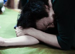 소주병으로 머리 내리쳤는데...처벌은 겨우