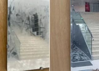 "너무 더럽길래"...실수로 예술 작품 훼손한 자원봉사자