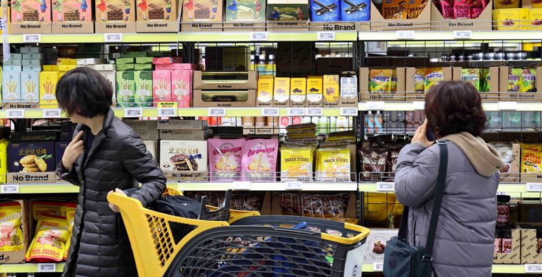 “원재료값 뛰고, 환율도 치솟는데”…식품업계, 정부 ‘가격 동결’ 압박에 난감