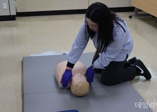 [체험기] "갈비뼈 부러질 정도로"…인하대병원 CPR 교육, 빡세게 받아봤습니다