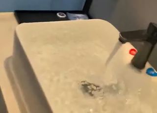 호텔비 2만원 환불요청女, 거절 당하자 '콸콸' 물바다 만들더니