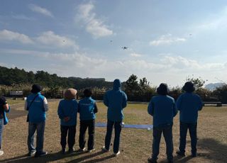 [현장] 드론으로 순찰하고 구조까지…제주 해안 지키는 시니어팀