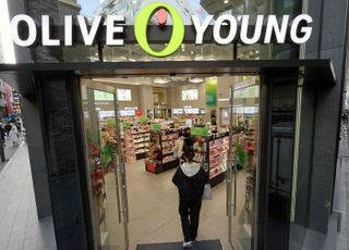 서울 시내 올리브영 돌며 '야금야금'…화장품 훔치고 다닌 중국인 부부