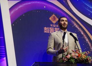 최동원상 시상식 참석한 폰세 “큰 의미가 있는 상인지 잘 안다”