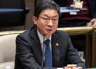 이억원 “시장상황 면밀히 점검…AI·반도체 중심 산업투자 확대” [Q&amp;A]