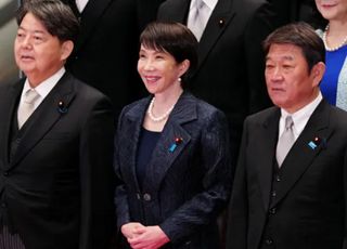 日, 내각 추가 수당 지급 중단…"총리 1000만원·각료 460만원 삭감"