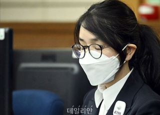 김건희 법정서 샤넬가방·구두 첫 공개…재판부, 직접 검증