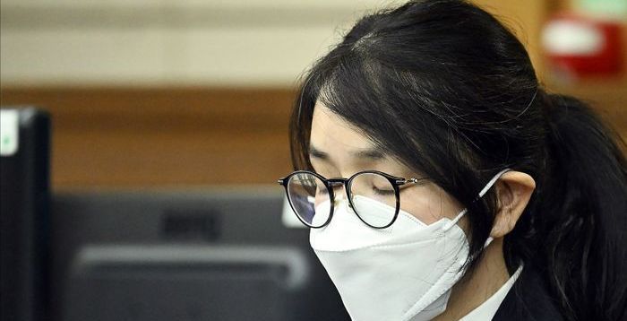 김건희 법정서 샤넬가방·구두 첫 공개…재판부, 직접 검증