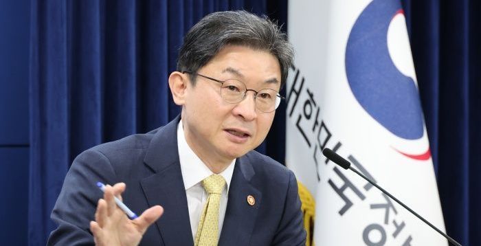 언론 앞 처음 서는 이억원 금융위원장, 가계부채·금융회복 해법은