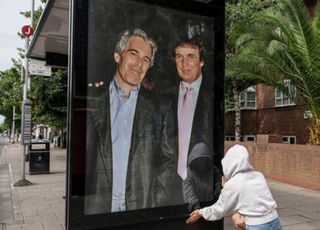 "트럼프, 엡스타인 집에 몇 시간 동안 있었다"…美민주, 관련 증거 공개