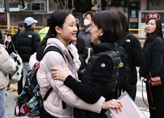 '수능 D-day' 시험 전 인사 나누는 수험생과 어머니