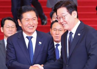 정청래, 이재명에 ‘엎드린 호랑이’?…2028년 총선 노린다