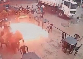 [영상] 무심코 버린 성냥 한 개비…주유소 폭발 직전까지 갔다