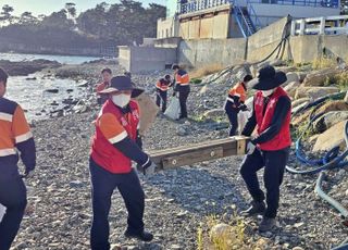 고려아연 온산제련소, 울주 간절곶서 '반려해변 정화' 실시…쓰레기 180kg 수거