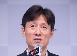 질문에 답하는 이상일 감독