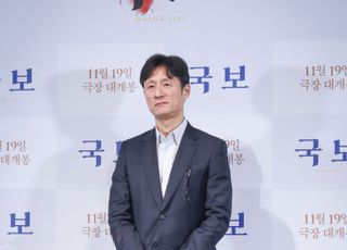 이상일 감독의 포즈