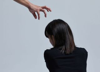 "암호 대면 성관계 가능" 아내 몰래 남편이 벌인 짓