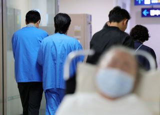 의료계 공세 앞에 다시 고개 숙일까…정책 추진력 또 시험대