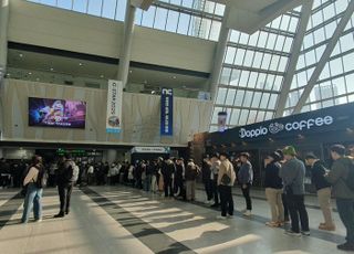 '아이온2' 오픈 전부터 대기줄 폭발…10분 만에 400명 몰렸다 [지스타 2025]