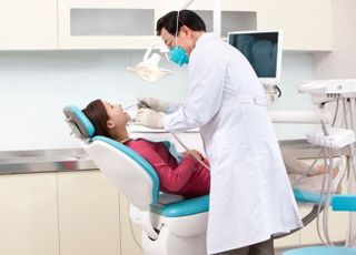 "OO치과는 과잉진료" 남의 병원 저격한 의사 유튜버 결국