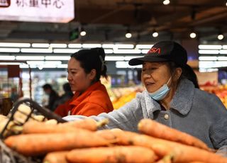 中소매판매·산업생산, 1년 만에 최저…"둔화세 심각"