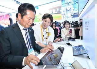 정청래 "아이온2 얼마 들었냐"…'나혼랩 : 카르마' 해보곤 "스타 생각나"[지스타 2025]