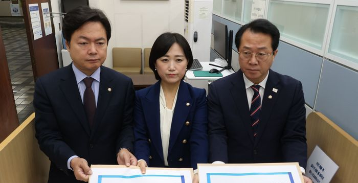 與 '검사파면법' 발의 일파만파…"검사 길들이기" 비판