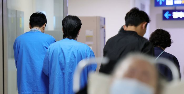 의료계 공세 앞에 다시 고개 숙일까…정책 추진력 또 시험대