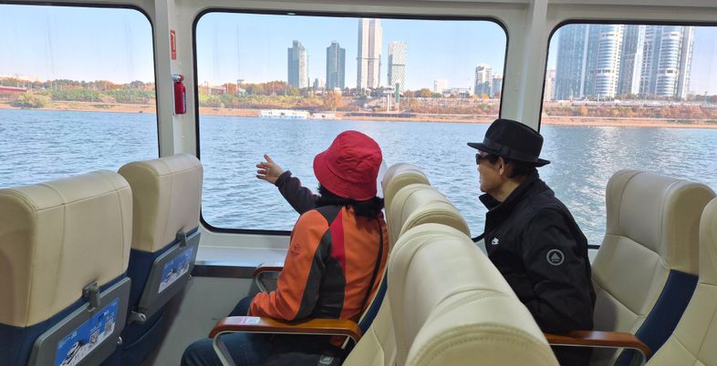 "날씨 좋고 풍경 좋고, 안 탈 이유 없죠"…시민 발길 이끈 한강버스 [데일리안이 간다 131]