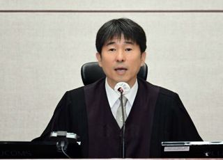 '법원·검찰' 때리는 민주당 "지귀연, 재판지연 말라…정치검사 왜 보호하나"